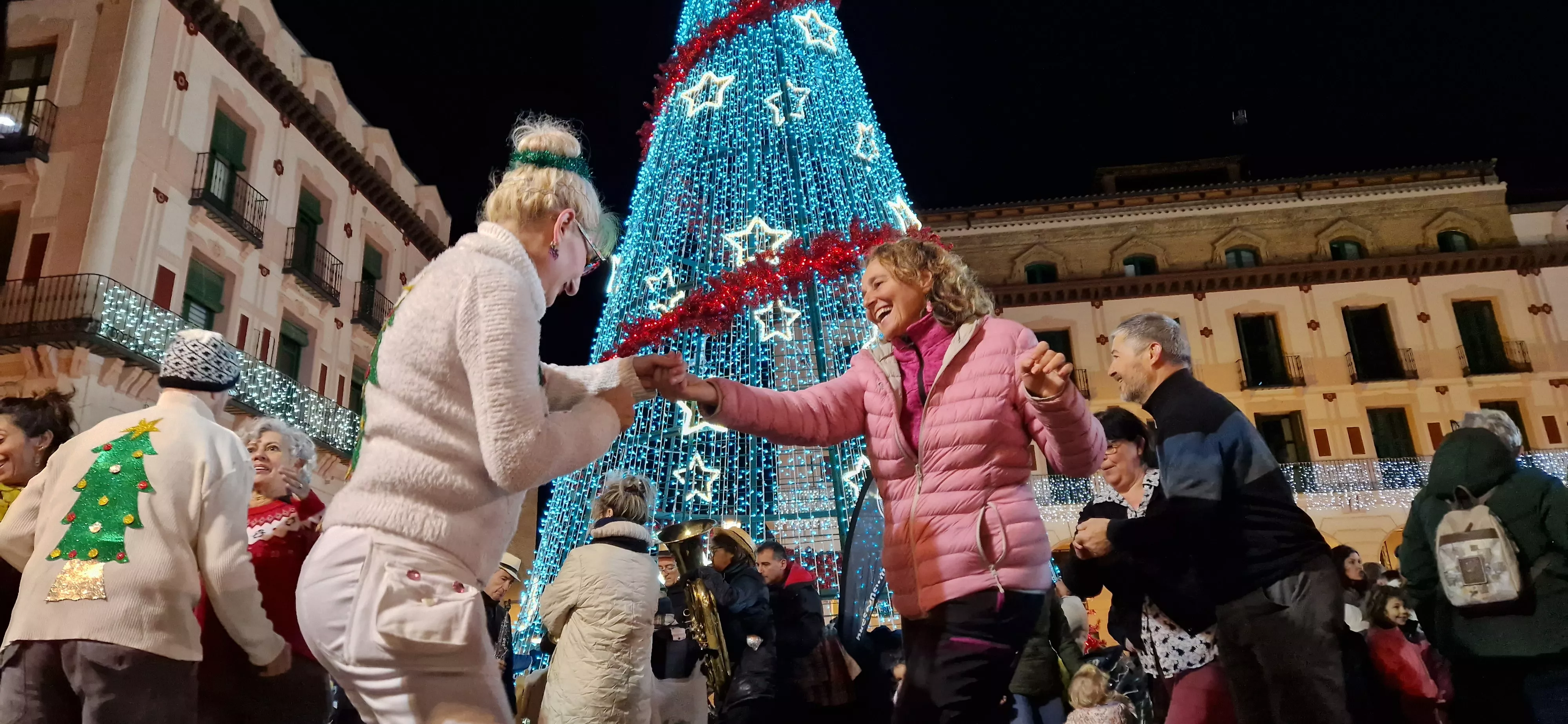 Encendido navideño y reparto de chocolate en Huesca. Foto Myriam Martínez 
