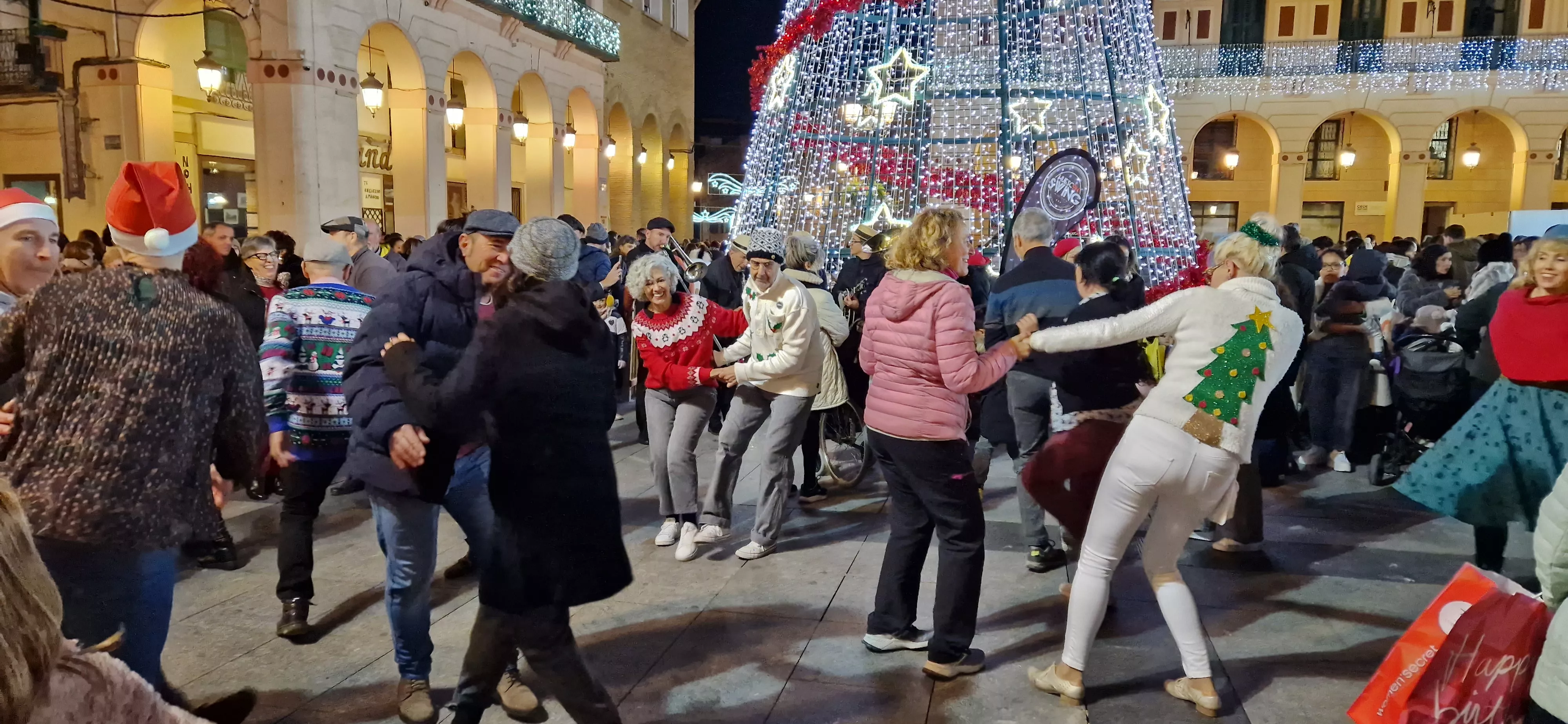 Encendido navideño y reparto de chocolate en Huesca. Foto Myriam Martínez 