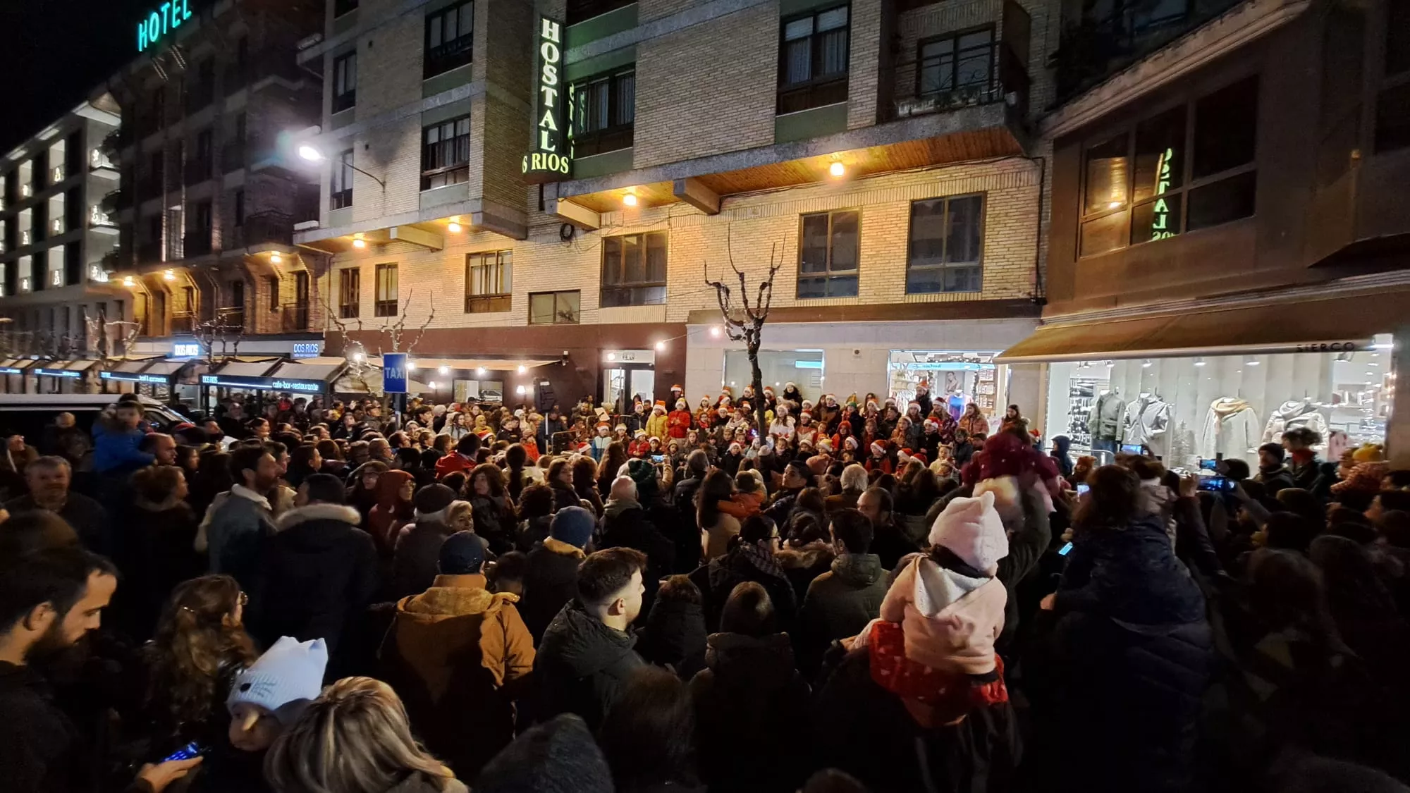 Se repartió a todos los asistentes torta y chocolate para dar por comenzada la temporada navideña. Se repartió a todos los asistentes torta y chocolate para dar por comenzada la temporada navideña.