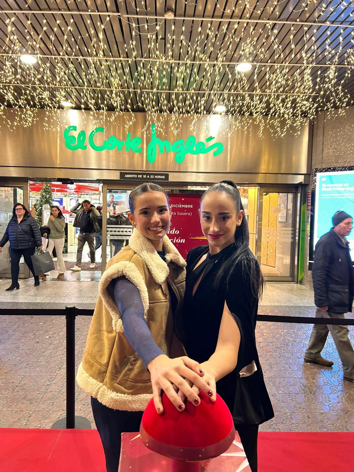 Inés Bergua, junto a Alba Bautista, en el encendido navideño de El Corte Inglés de Sagasta, en Zaragoza, este viernes