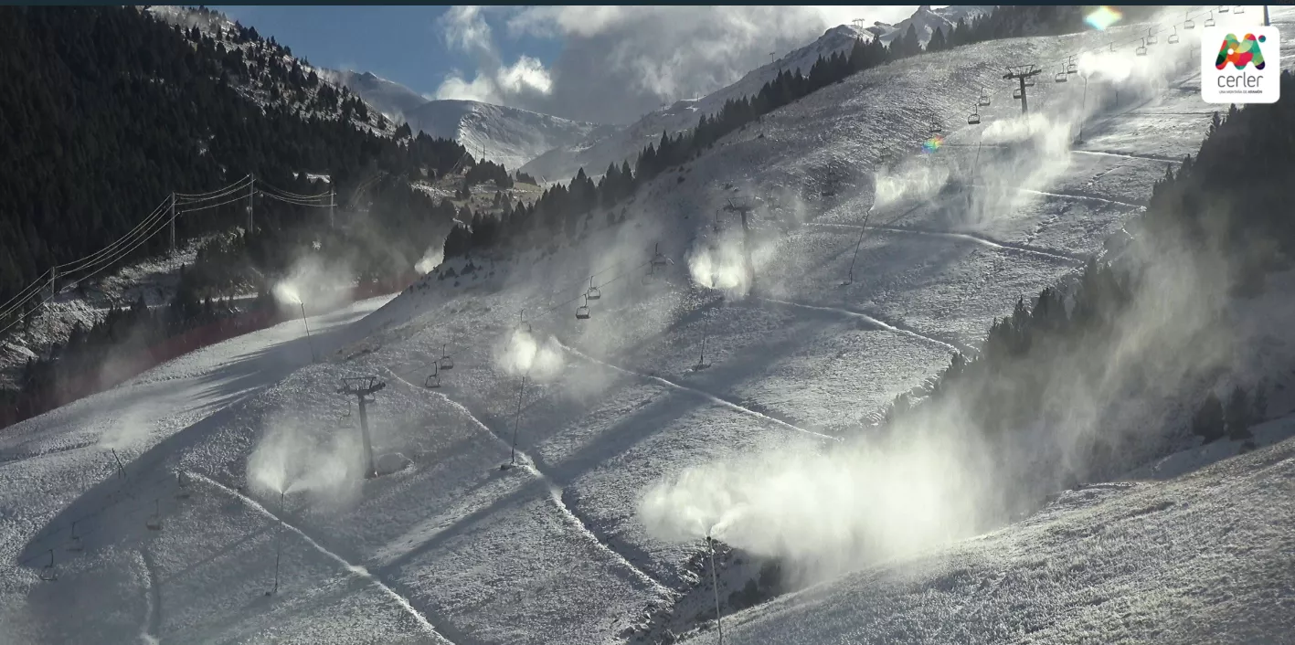 Los cañones de nieve trabajan a pleno rendimiento este sábado en la estación de esquí de Cerler.