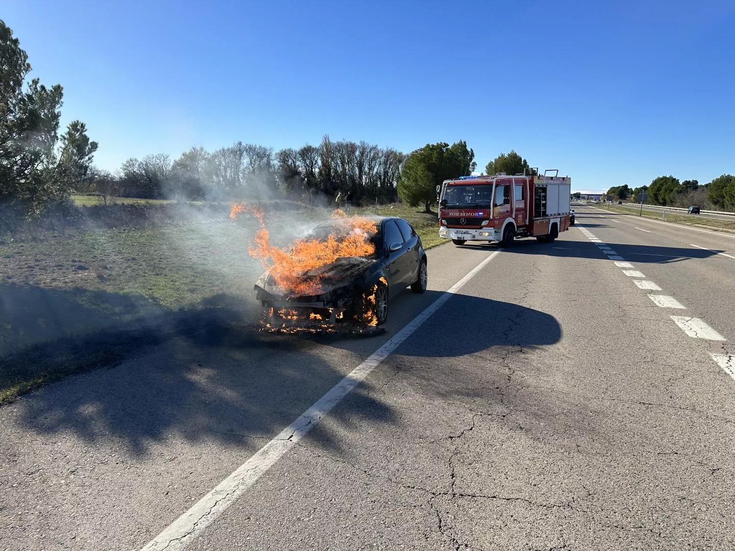 Imagen del coche ardiendo en el arcén de la A-23.