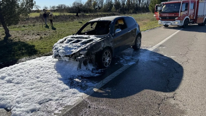 Los bomberos han sofocado las llamas del motor del vehículo. Los bomberos han sofocado las llamas del motor del vehículo.
