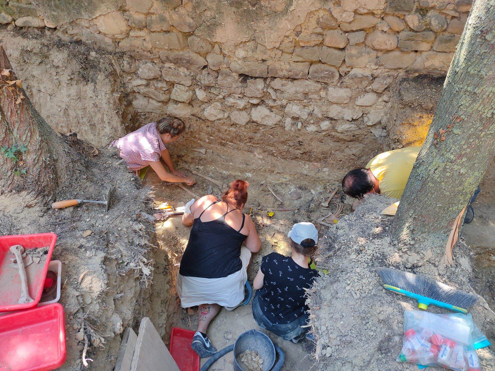 Excavación de la fosa común de víctimas de la represión fascista localizada en el cementerio viejo de Loscorrales