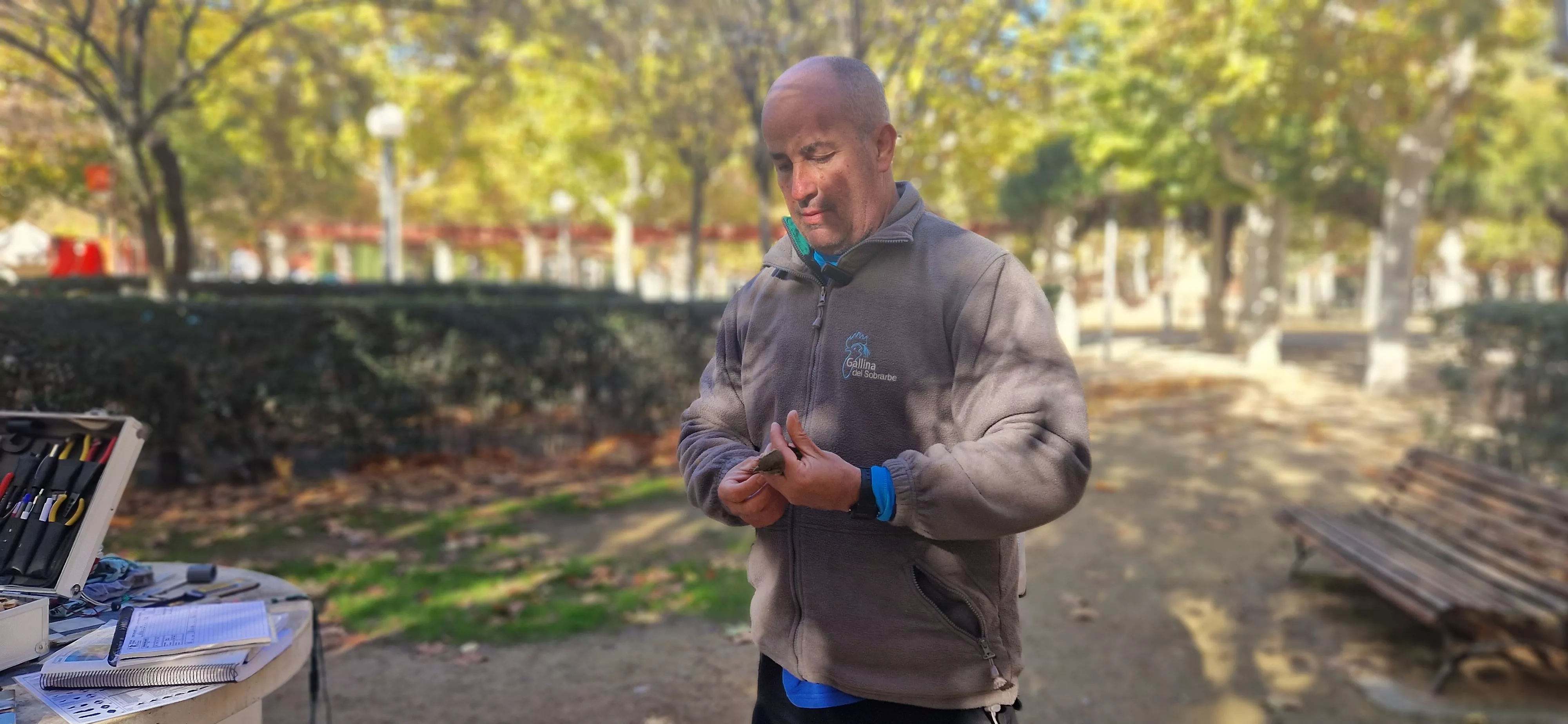 Carlos Villanova. Primer anillamiento de aves en el Parque Miguel Servet de Huesca. Foto Myriam Martínez