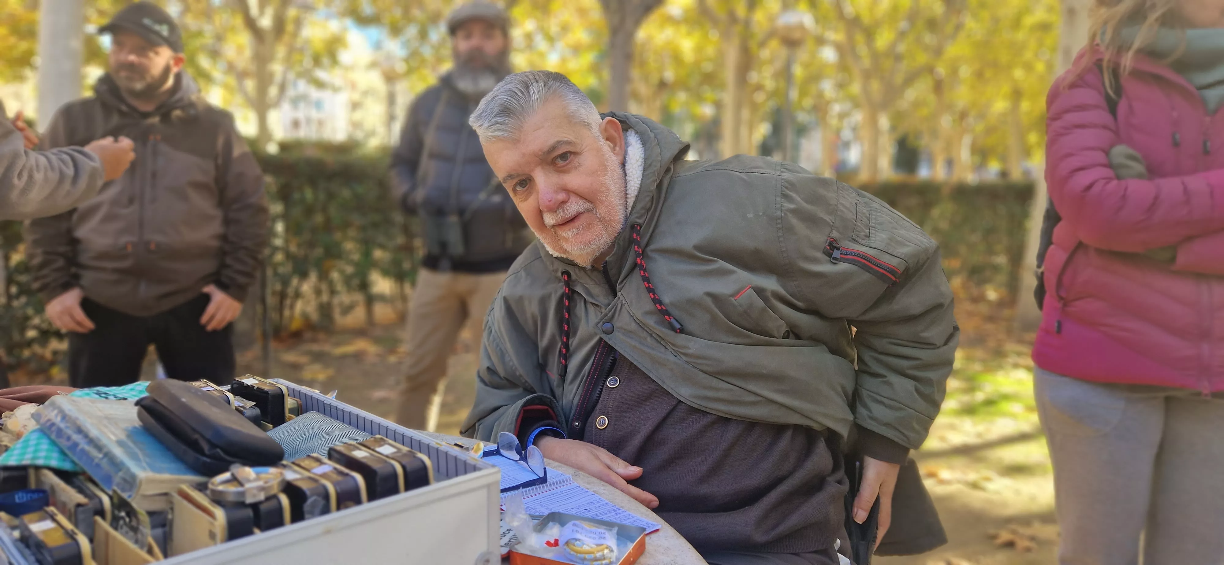 Joaquín López Pardo. Primer anillamiento de aves en el Parque Miguel Servet de Huesca. Foto Myriam Martínez