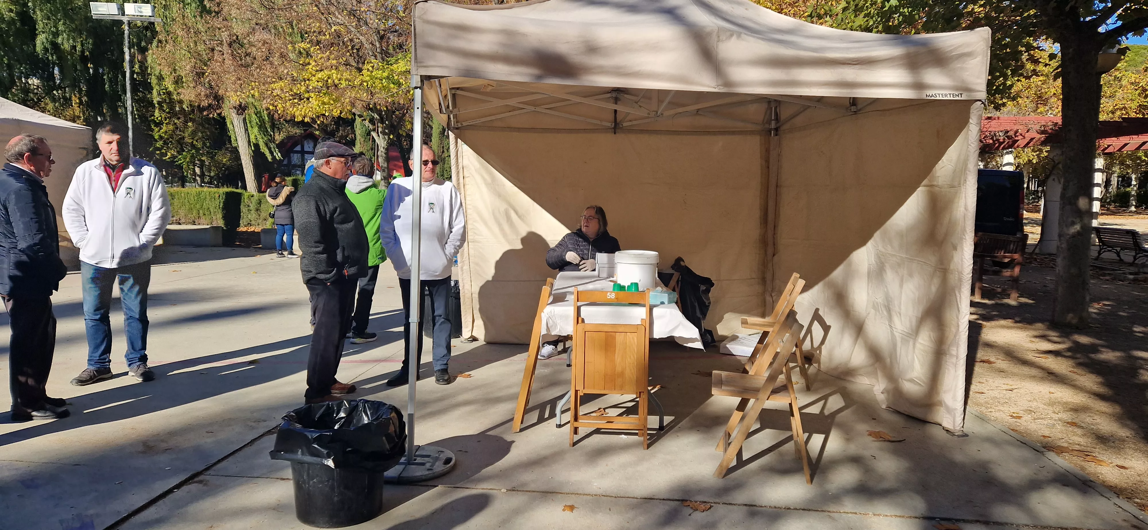 Primer anillamiento de aves en el Parque Miguel Servet de Huesca. Foto Myriam Martínez