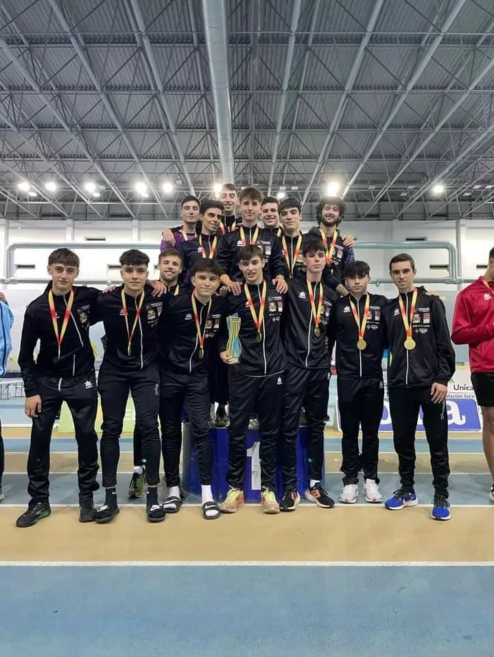 El Playas de Castellón, con Javi Cruz en la fila superior, en lo más alto del podio.