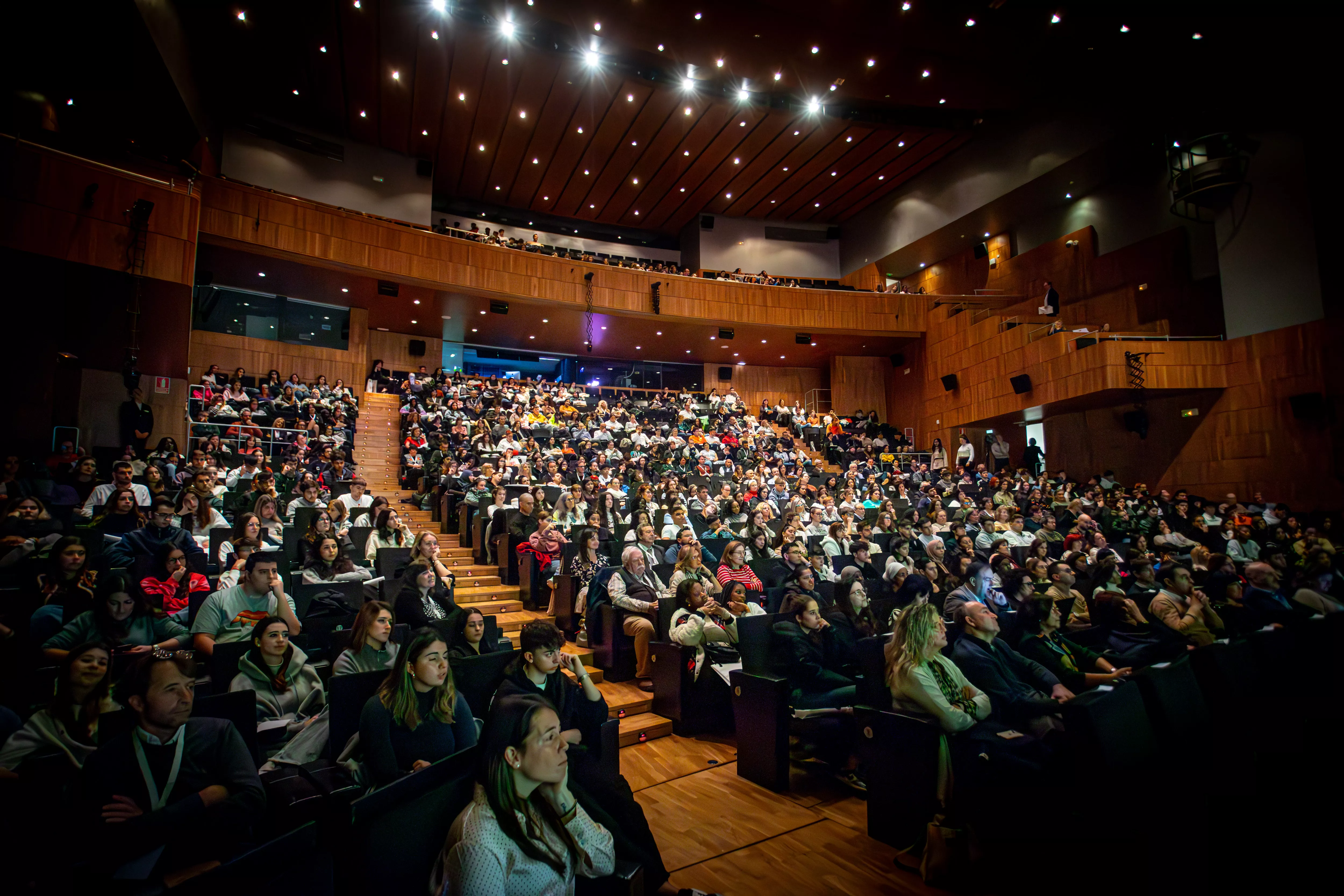 Un Palacio de Congresos repleto de asistentes 