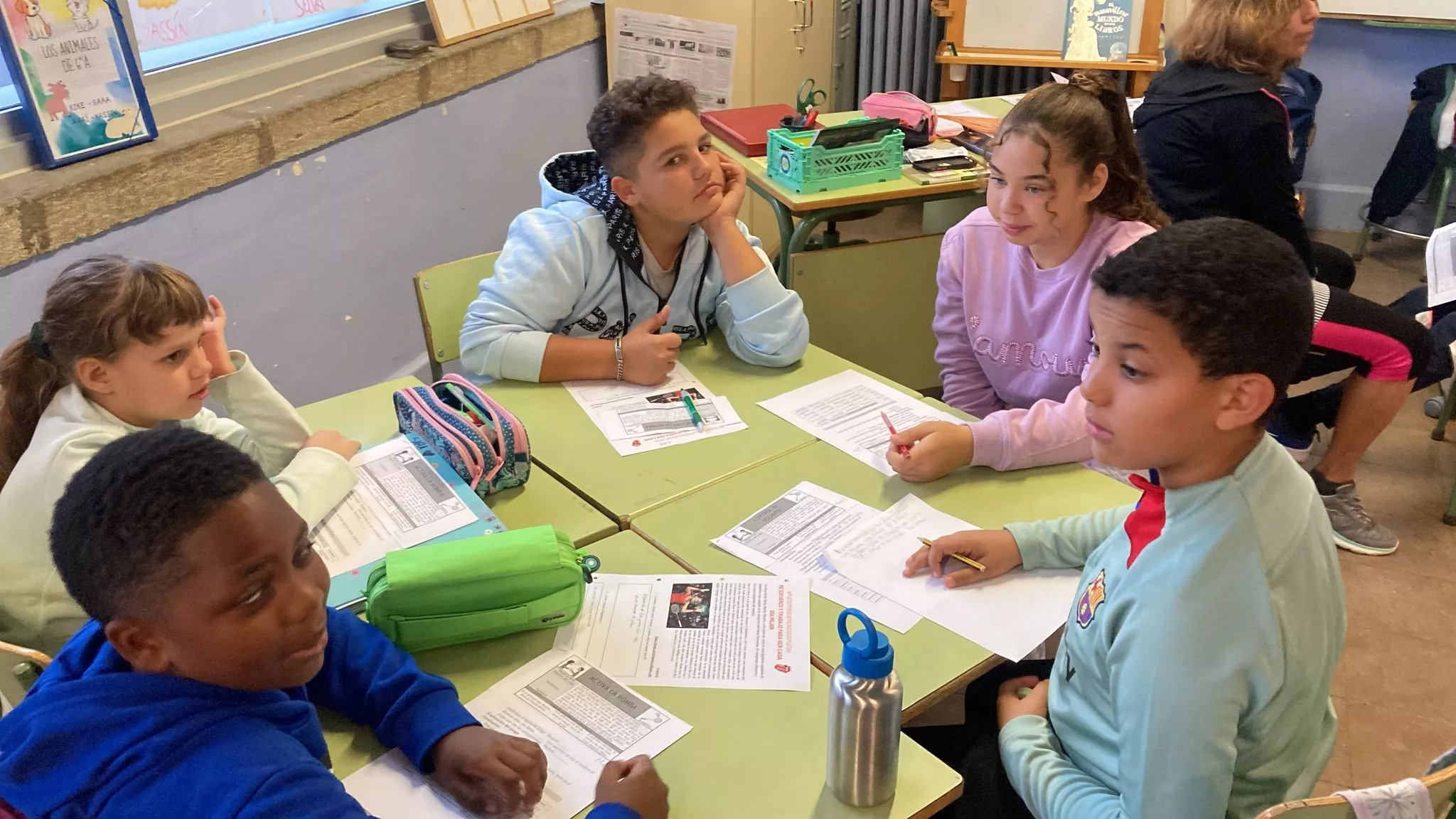 Alumnado preparando la exposición oral del juego en el aula