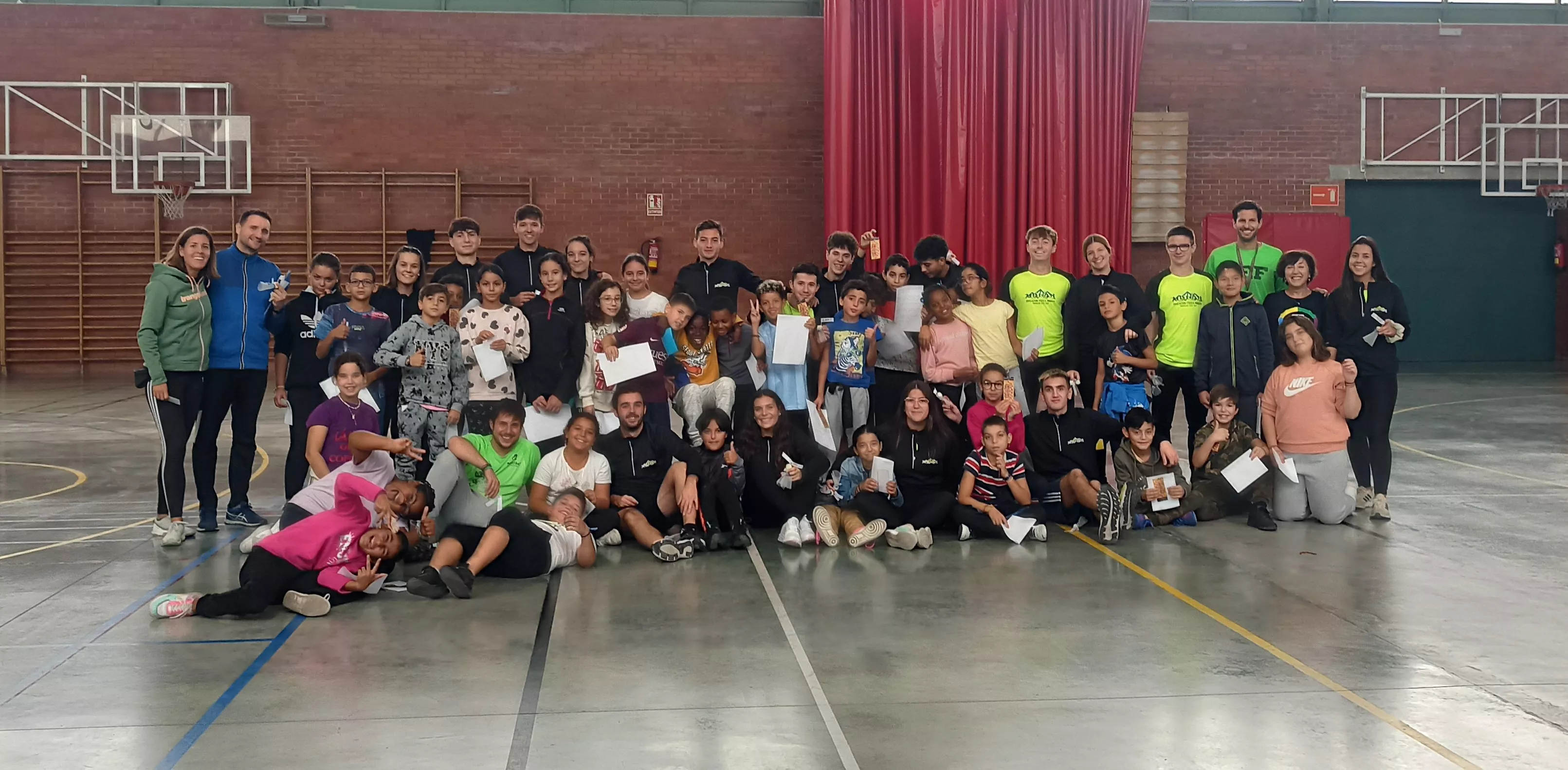 Foto final del encuentro del alumnado de quinto y de la Universidad