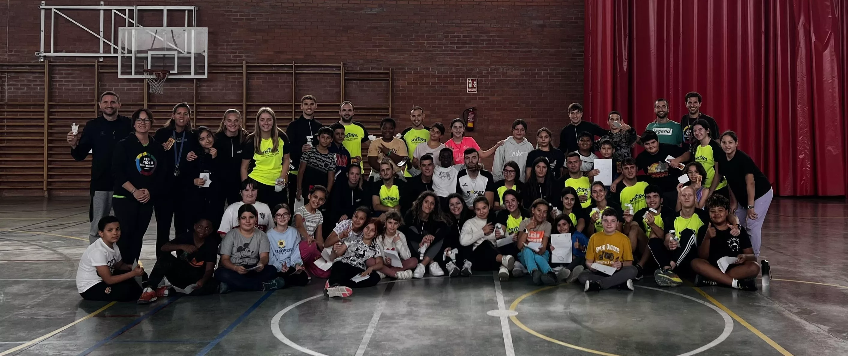 Foto final del encuentro del alumnado de sexto y de la Universidad