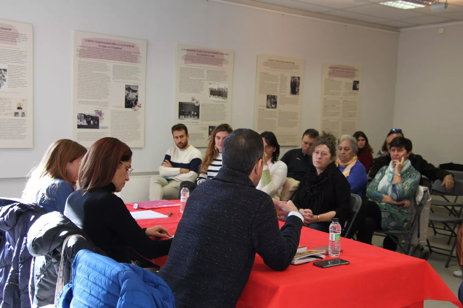 Asistentes a la mesa redonda con Amadeo Barceló, Irene Abad y Sescún Marías. Foto Carlos Neofato