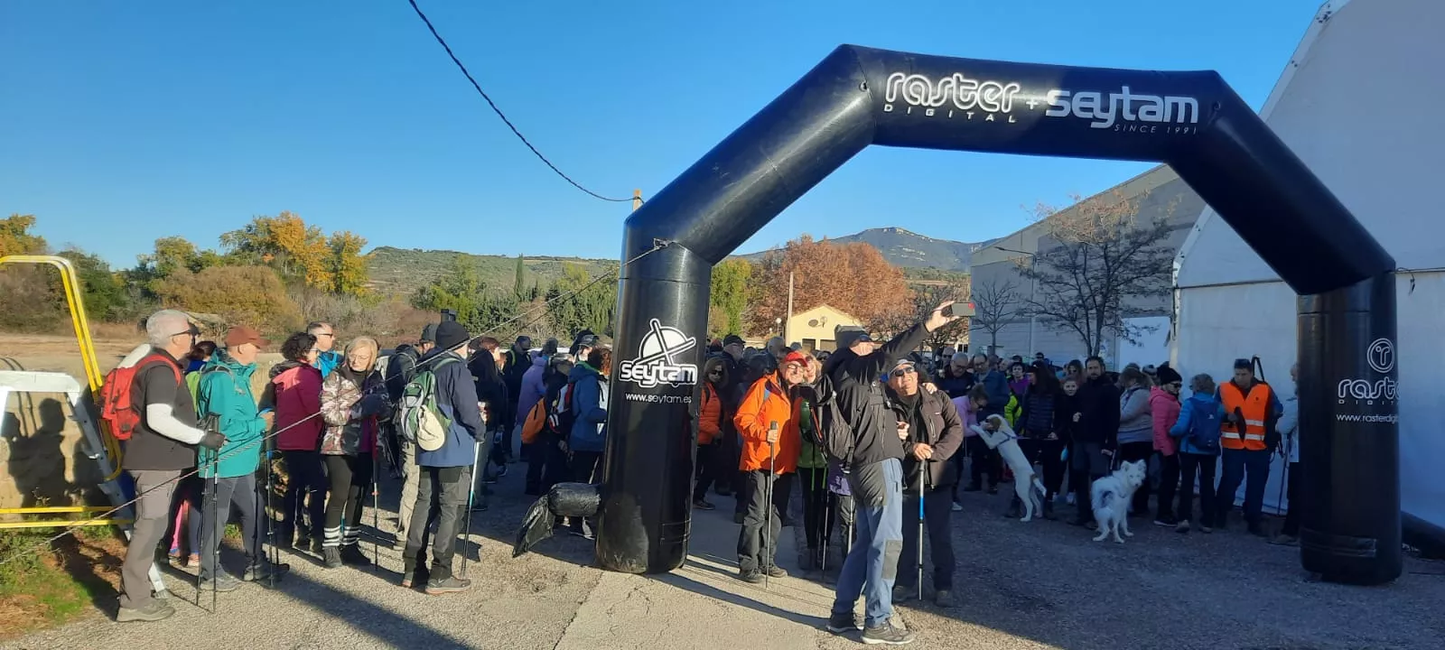 Salida de la caminata Ruta de las Ermitas de Ayerbe. Foto Alejandro Salcedo