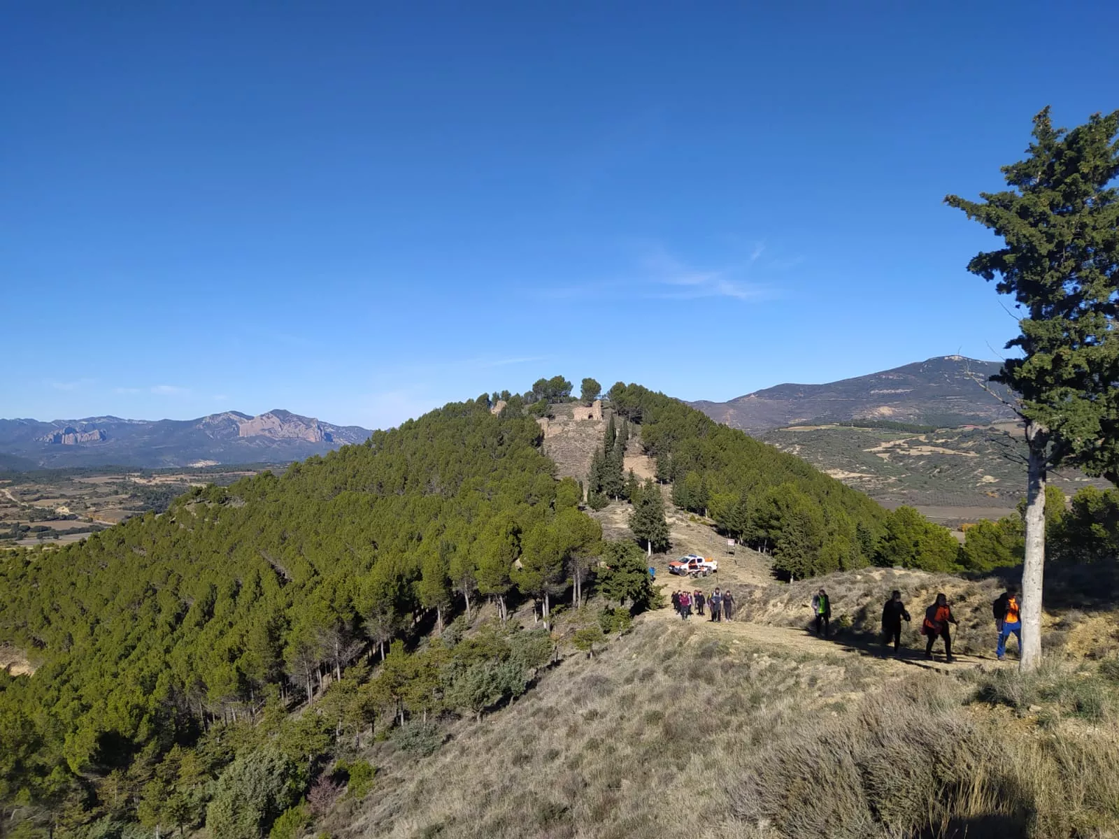 Recorrido de los participantes en la Ruta de las Ermitas de Ayerbe. Foto Alejandro Salcedo