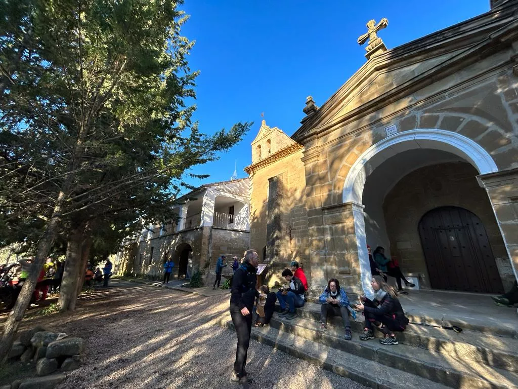 Recorrido de los participantes en la Ruta de las Ermitas de Ayerbe. Foto Alejandro Salcedo