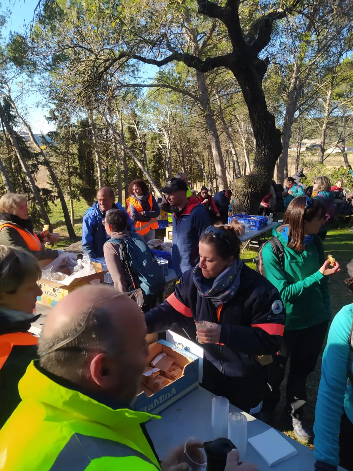 Avituallamiento en la Ruta de las Ermitas de Ayerbe. Foto Alejandro Salcedo