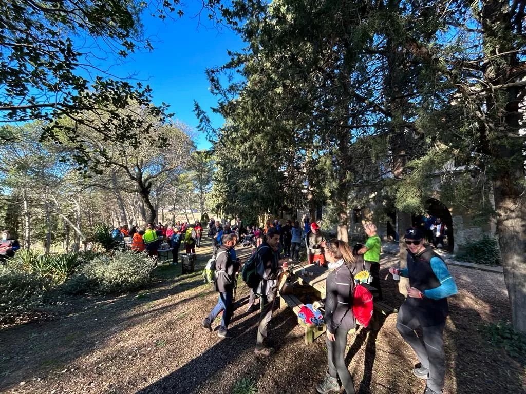 Recorrido de los participantes en la Ruta de las Ermitas de Ayerbe. Foto Alejandro Salcedo