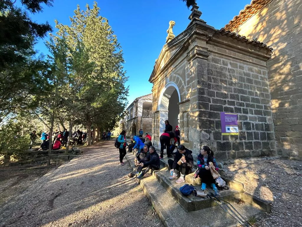 Recorrido de los participantes en la Ruta de las Ermitas de Ayerbe. Foto Alejandro Salcedo