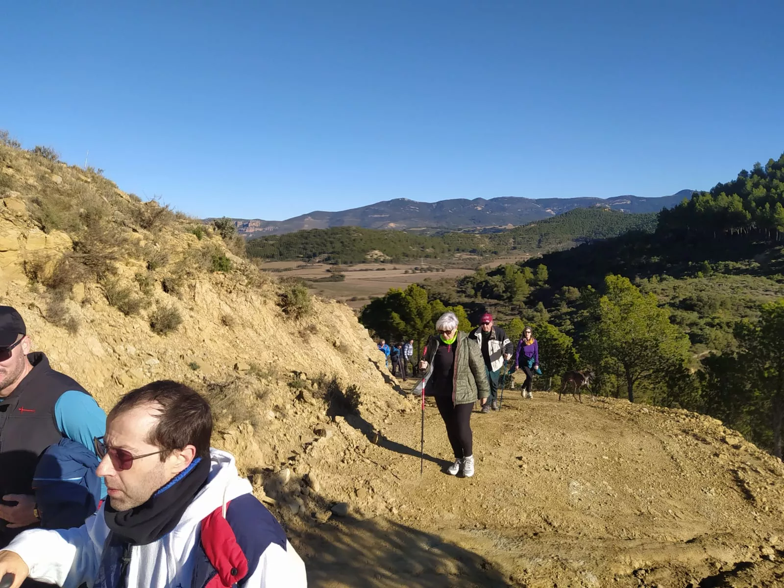Recorrido de los participantes en la Ruta de las Ermitas de Ayerbe. Foto Alejandro Salcedo