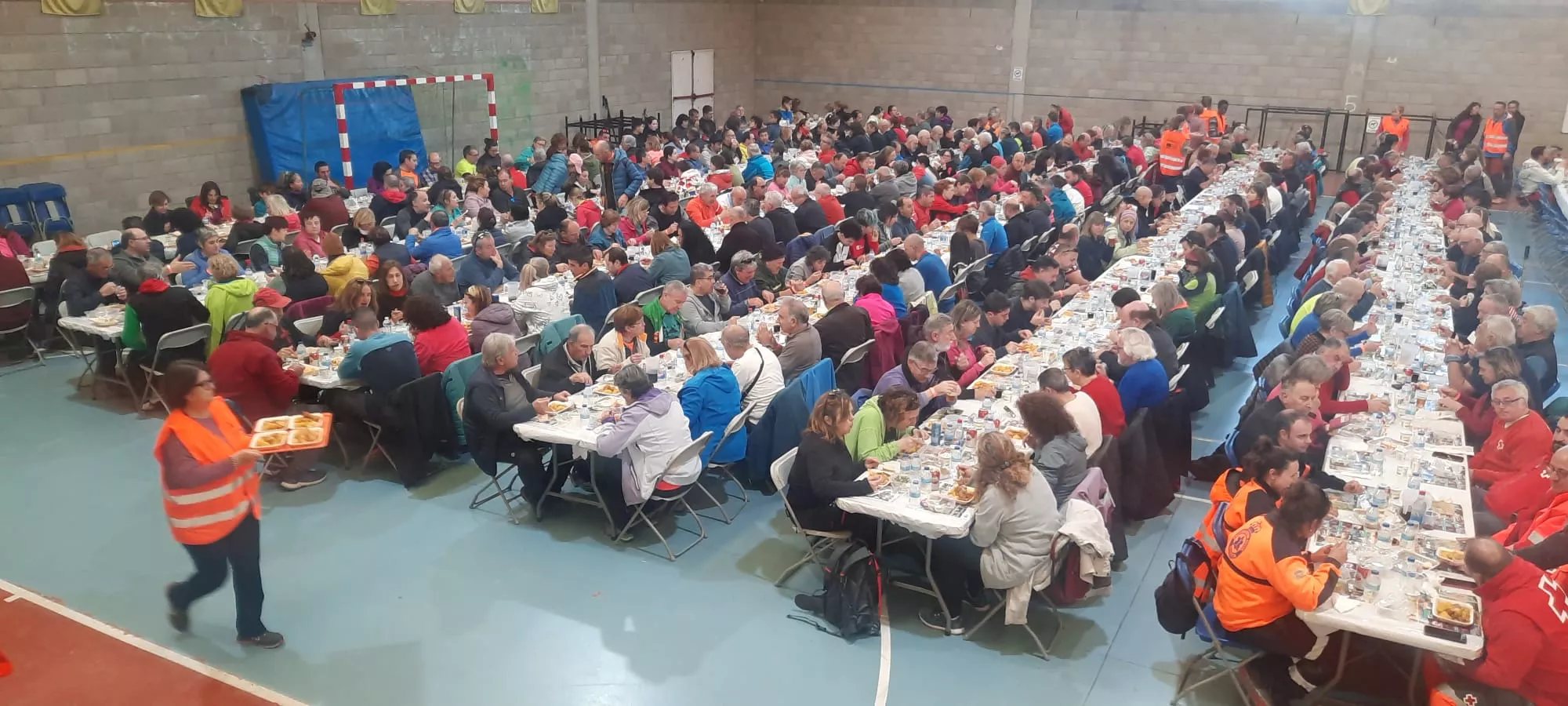 Participantes en la Ruta de las Ermitas de Ayerbe durante la comida tras la caminata. Foto: Alejandro Salcedo