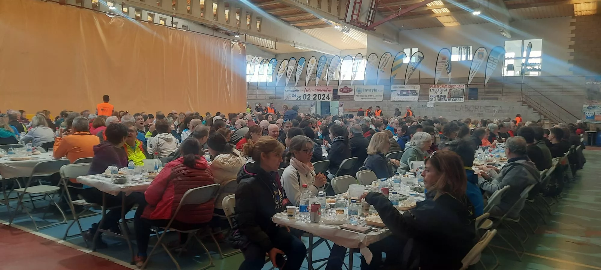 Participantes en la Ruta de las Ermitas de Ayerbe durante la comida tras la caminata. Foto: Alejandro Salcedo