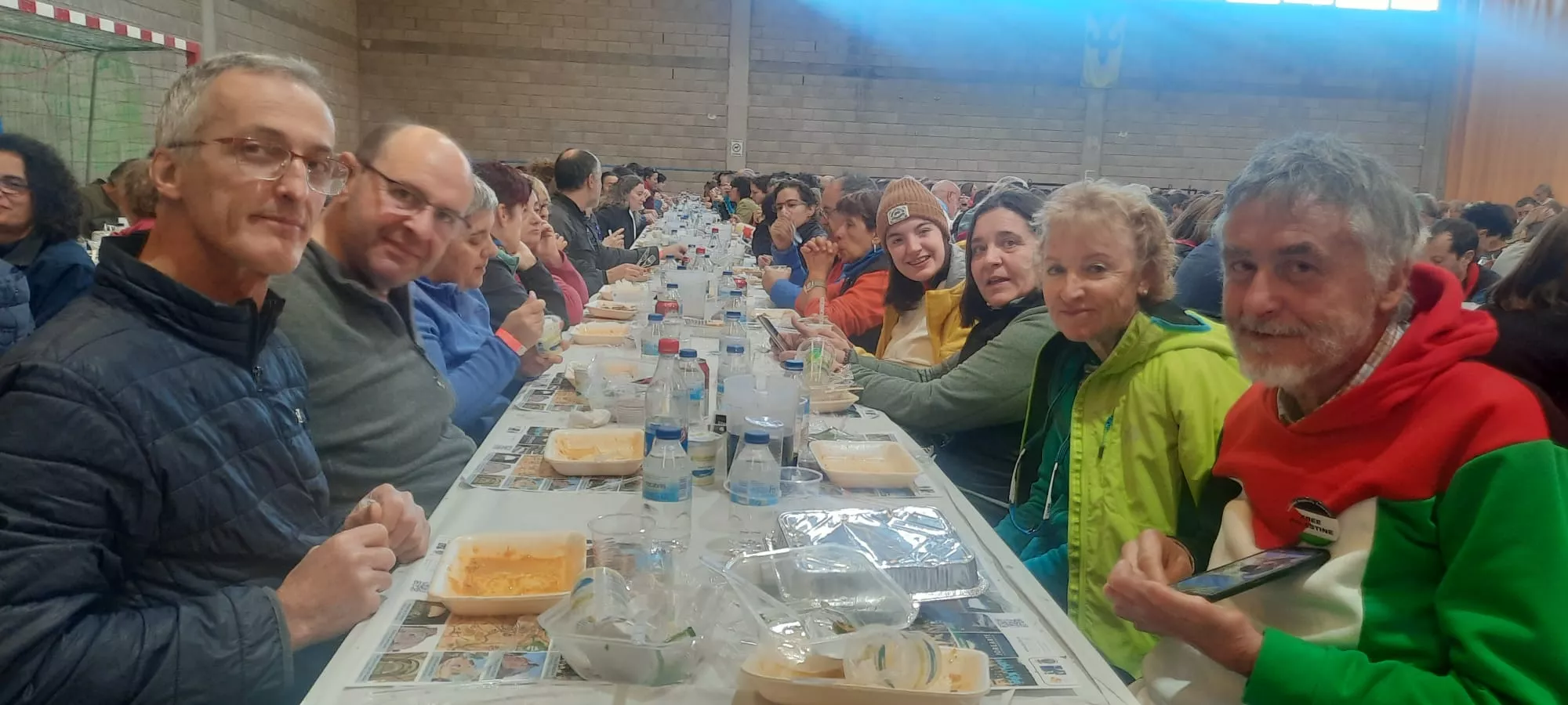 Participantes en la Ruta de las Ermitas de Ayerbe durante la comida tras la caminata. Foto: Alejandro Salcedo