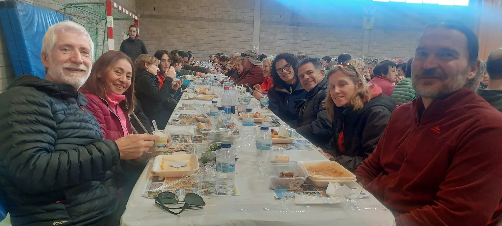 Participantes en la Ruta de las Ermitas de Ayerbe durante la comida tras la caminata. Foto: Alejandro Salcedo