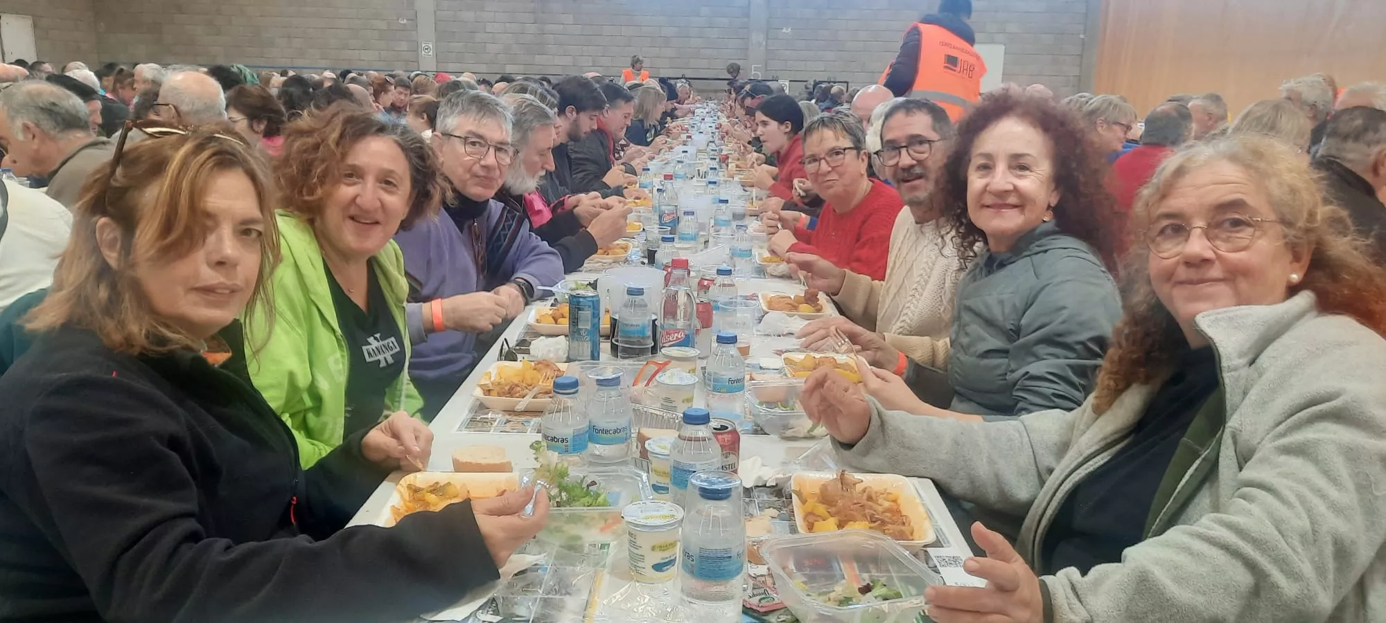 Participantes en la Ruta de las Ermitas de Ayerbe durante la comida tras la caminata. Foto: Alejandro Salcedo