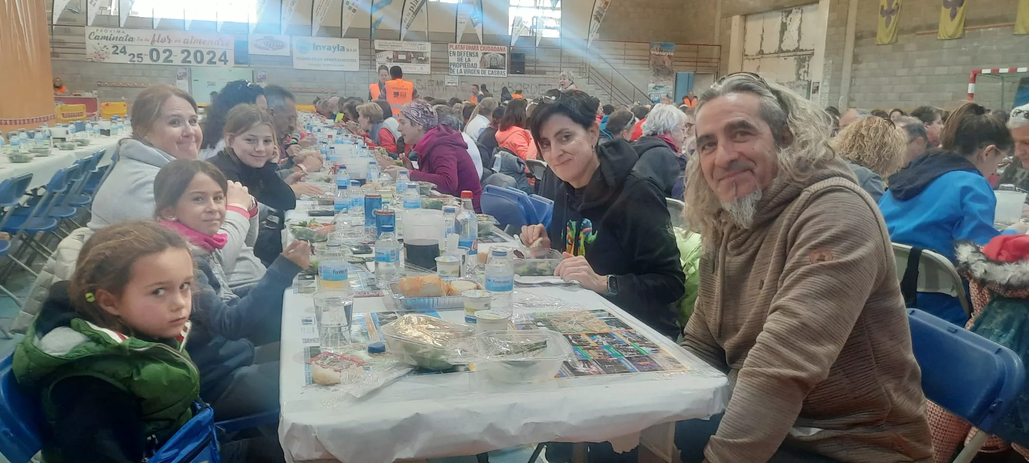 Participantes en la Ruta de las Ermitas de Ayerbe durante la comida tras la caminata. Foto: Alejandro Salcedo