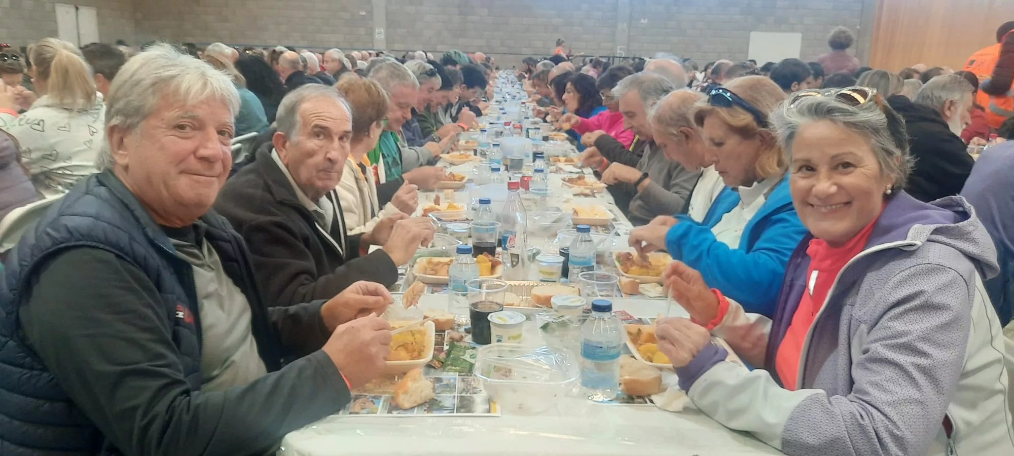 Participantes en la Ruta de las Ermitas de Ayerbe durante la comida tras la caminata. Foto: Alejandro Salcedo