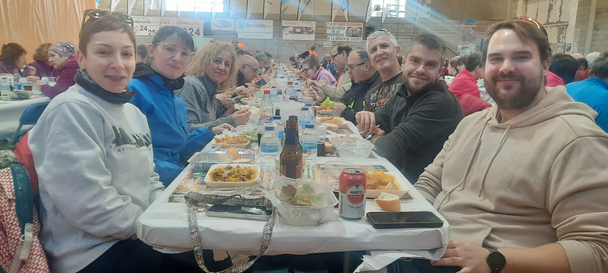 Participantes en la Ruta de las Ermitas de Ayerbe durante la comida tras la caminata. Foto: Alejandro Salcedo