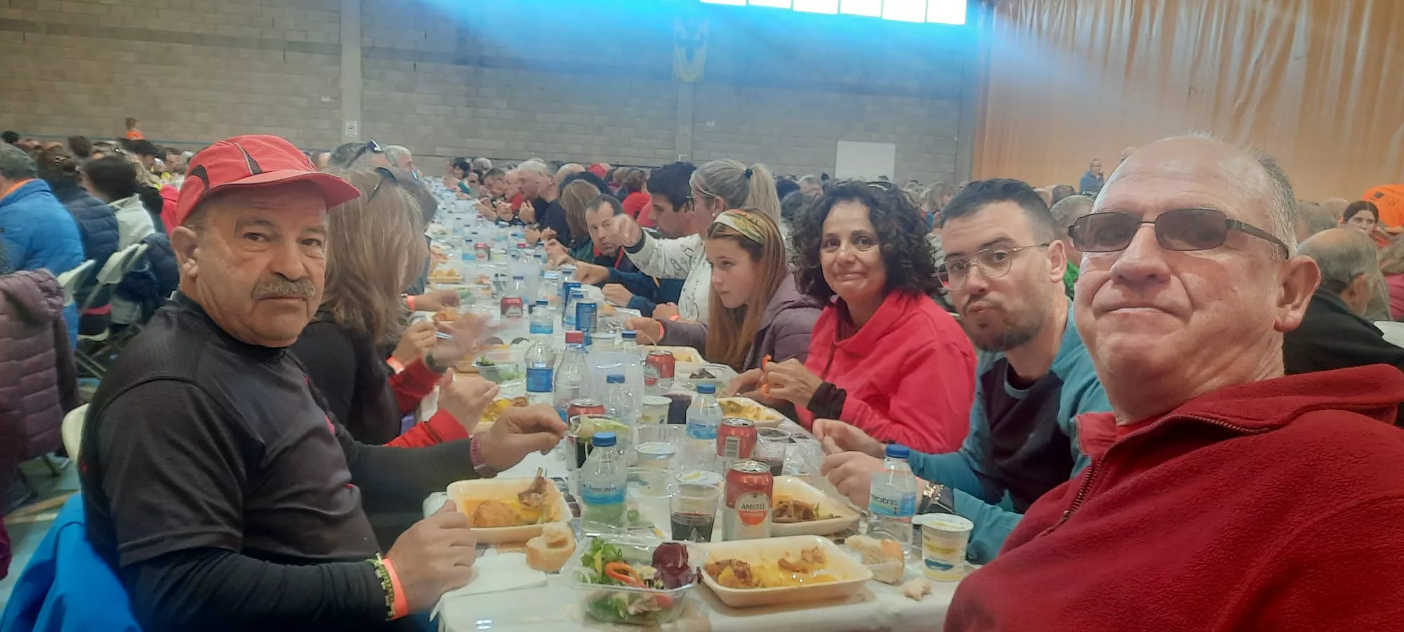 Participantes en la Ruta de las Ermitas de Ayerbe durante la comida tras la caminata. Foto: Alejandro Salcedo