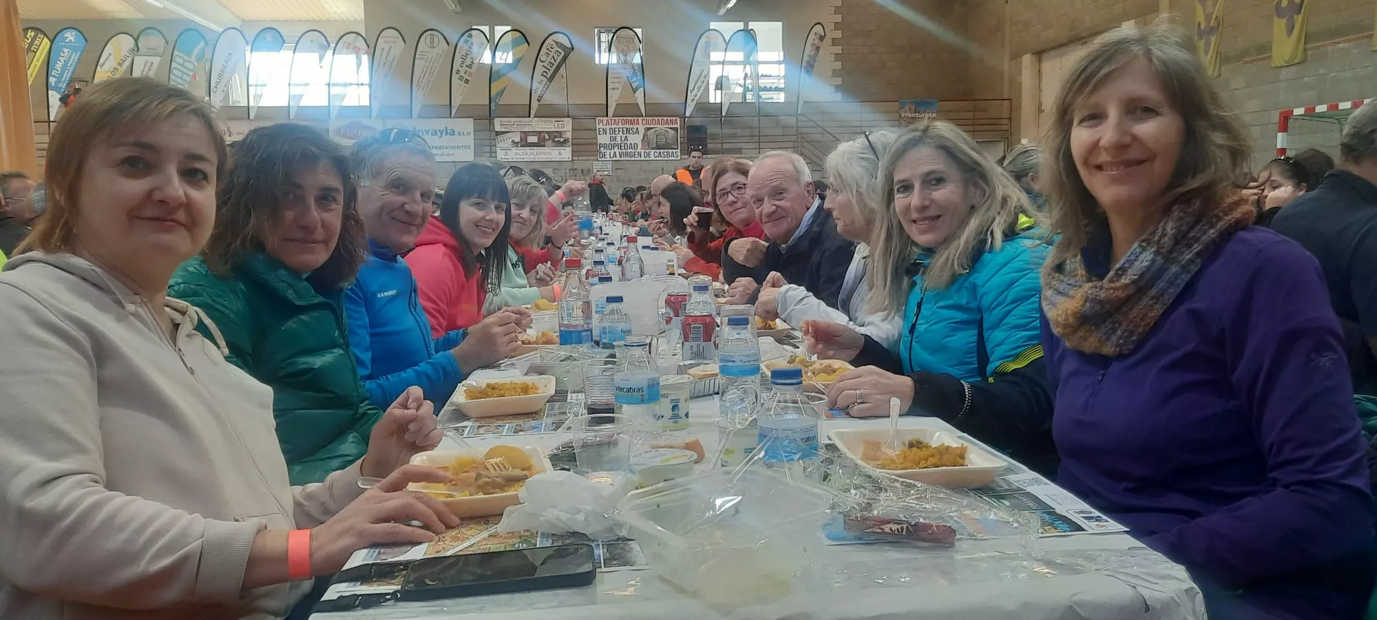 Participantes en la Ruta de las Ermitas de Ayerbe durante la comida tras la caminata. Foto: Alejandro Salcedo