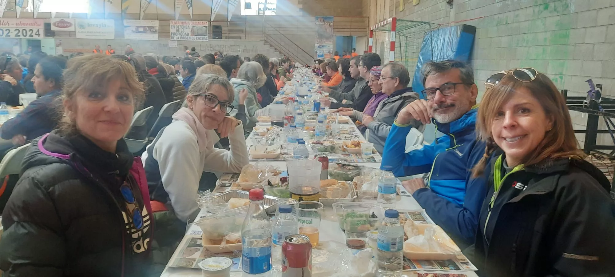 Participantes en la Ruta de las Ermitas de Ayerbe durante la comida tras la caminata. Foto: Alejandro Salcedo