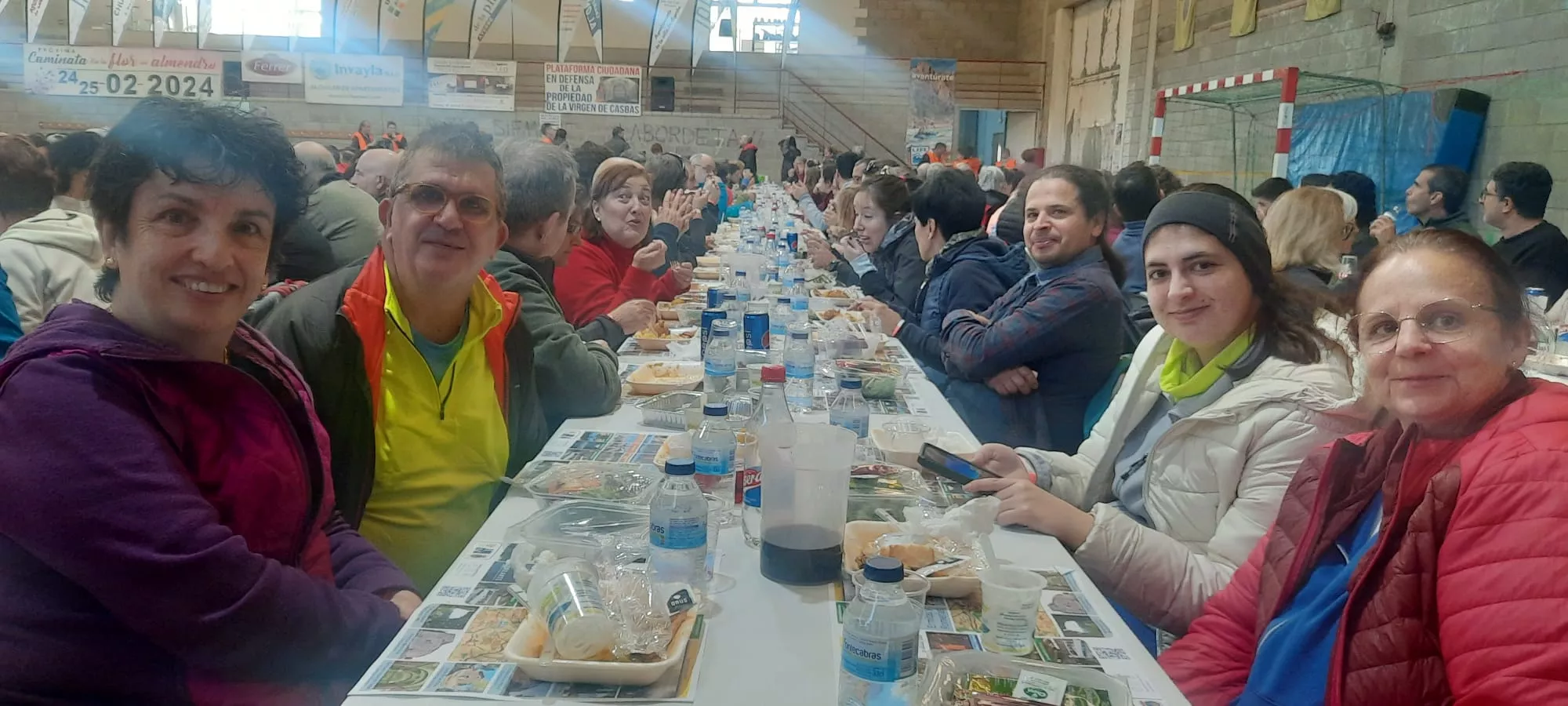 Participantes en la Ruta de las Ermitas de Ayerbe durante la comida tras la caminata. Foto: Alejandro Salcedo