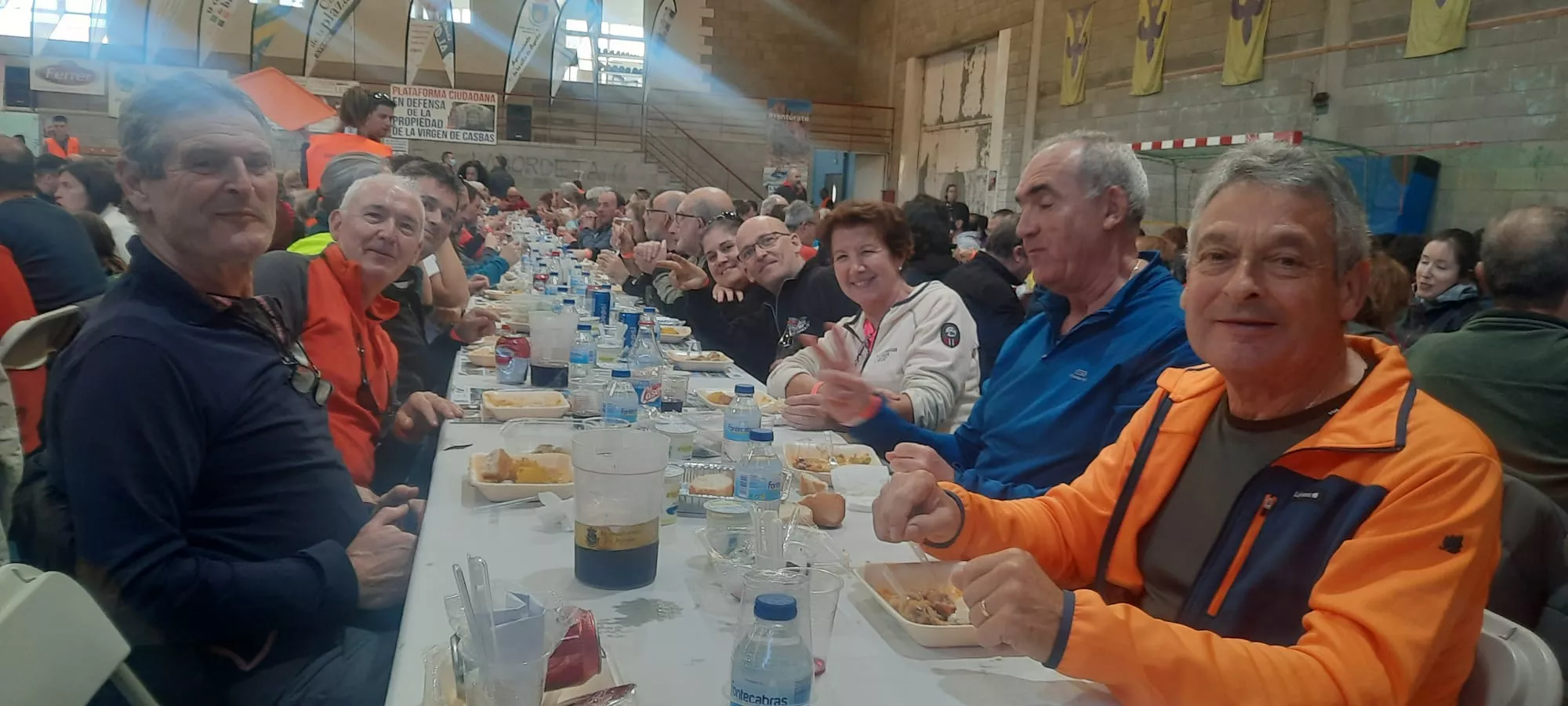 Participantes en la Ruta de las Ermitas de Ayerbe durante la comida tras la caminata. Foto: Alejandro Salcedo