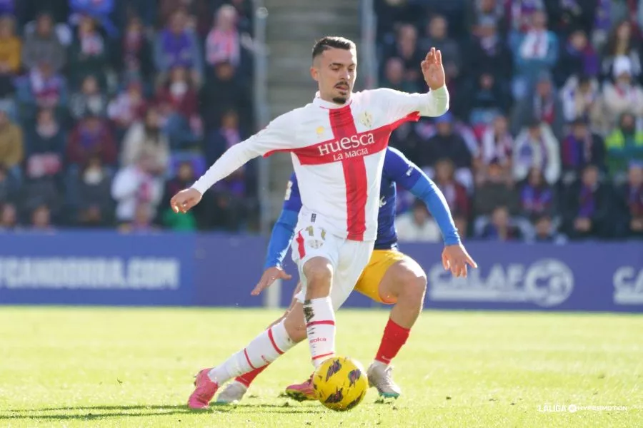 Joaquín Muñoz controla el balón