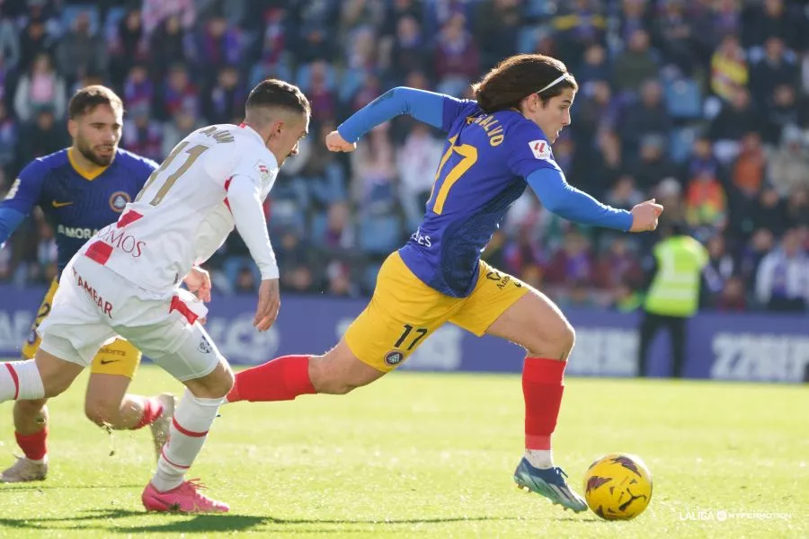 Joaquín, jugador del Huesca, persigue a Álex Calvo, del Andorra. Esta vez los equipos sólo se enfrentarán en el amistoso
