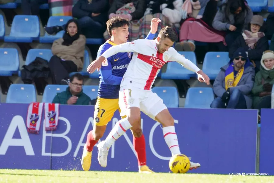 Gerard Valentín en ataque. Los jugaadores del Huesca han tenido buen desempeño pero se han topado con el infortunio