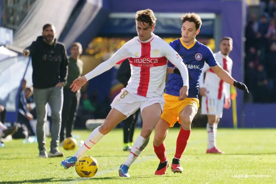 Javi Martínez en acción. Jorge Costa está dispuesto a la compra del Huesca y la pelota está en el alero del club y de Petón.