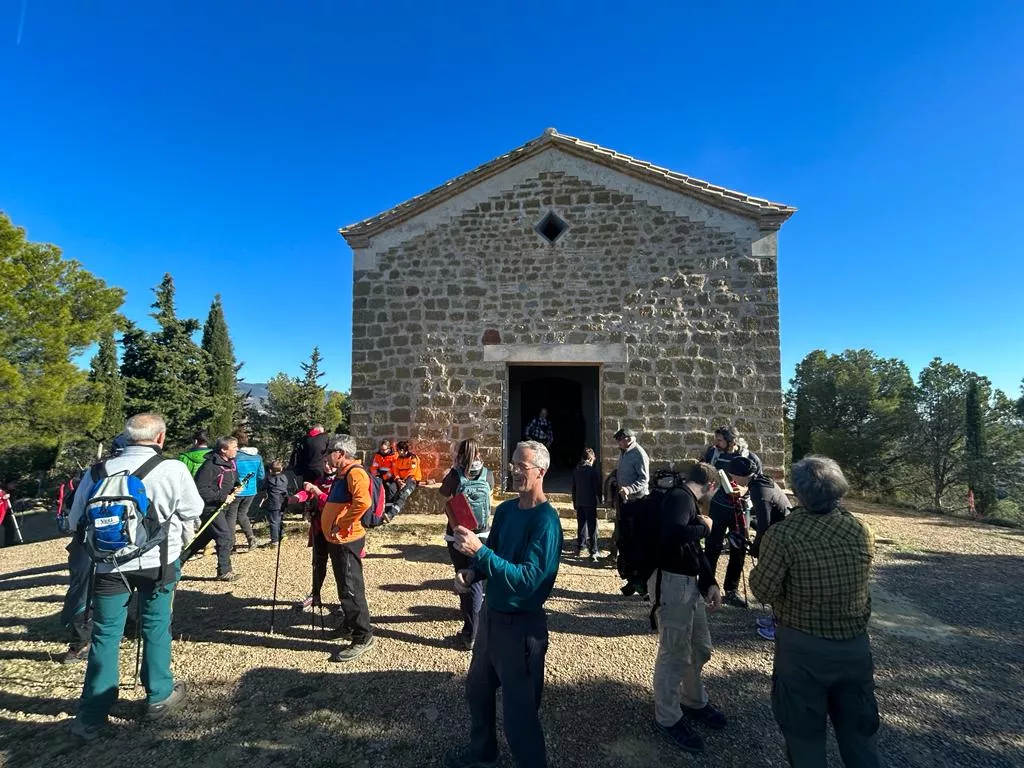 La Ruta de las Ermitas ha reunido a cuatrocientas personas en Ayerbe.