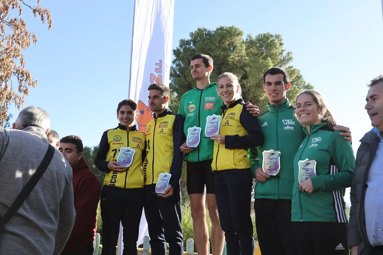 Podio final con Luis Pastor e Isabel Linares en lo más alto. Foto CA Olimpo