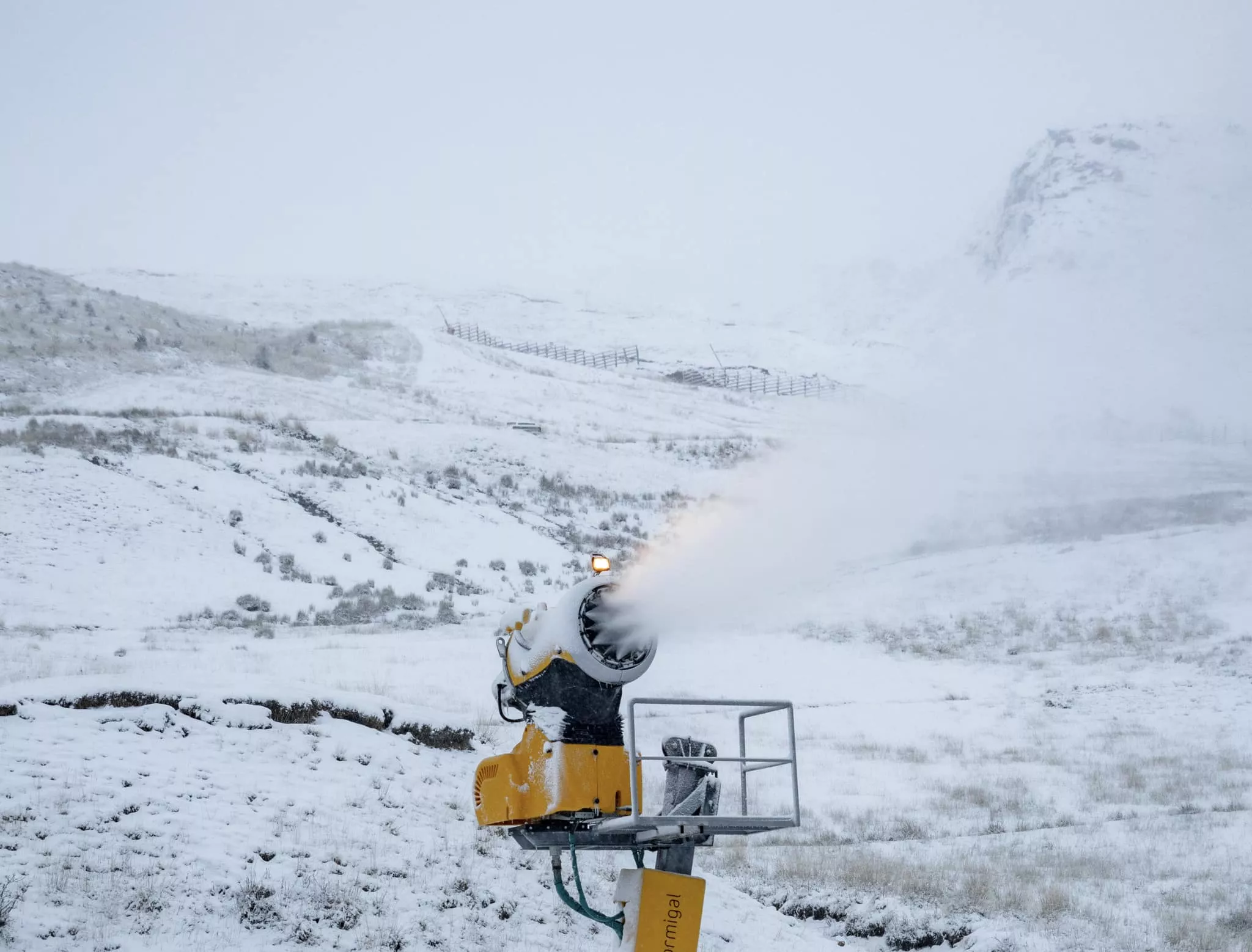 Cañón de producción de nieve activado en una de las estaciones de Aramón.