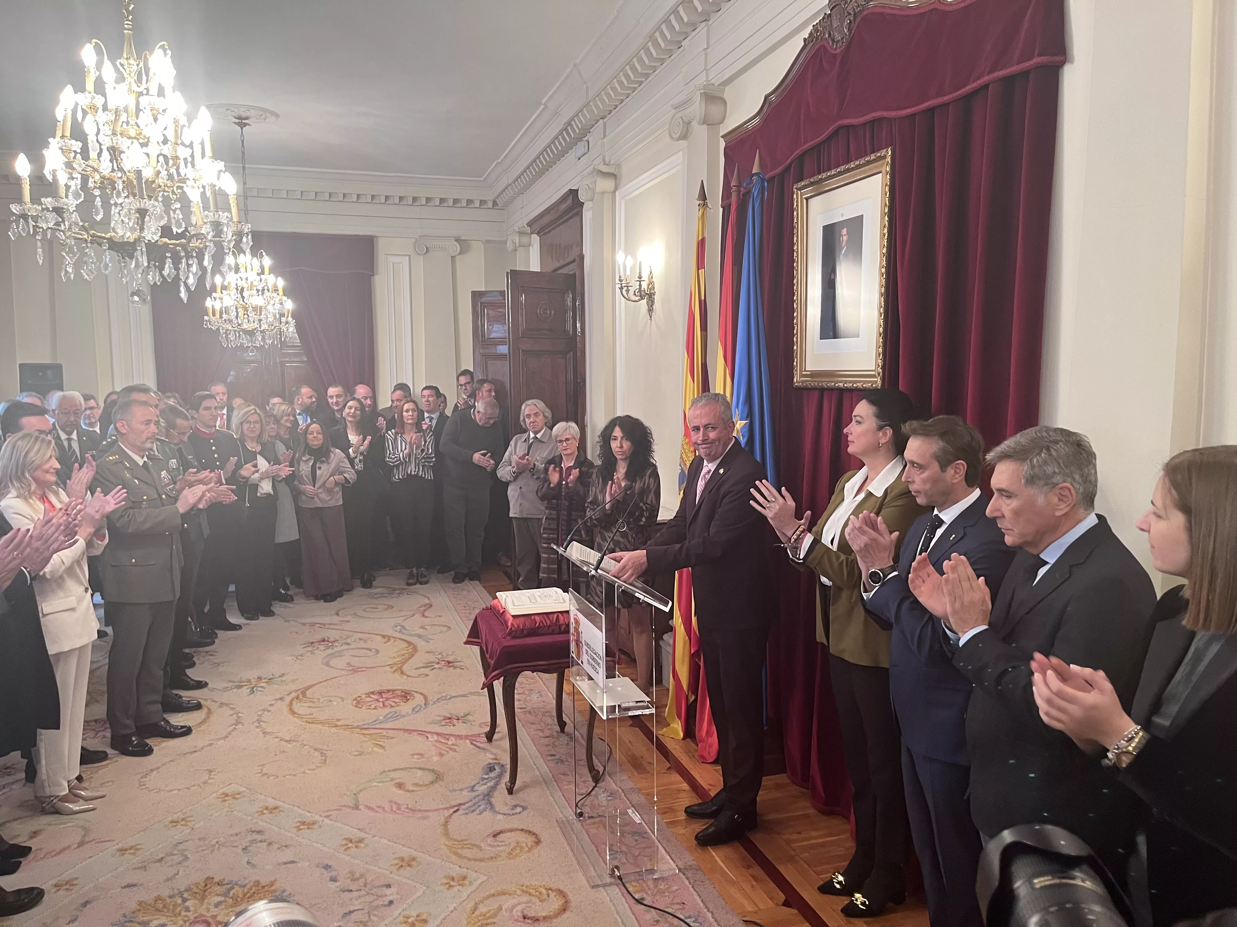 Carlos Campo agradece los aplausos de los asistentes al acto institucional. Foto: Mercedes Manterola