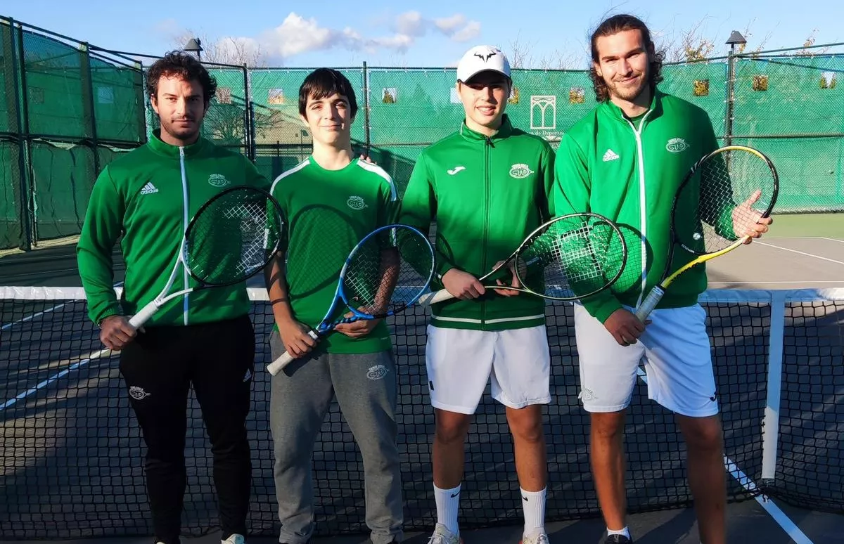 Toño Bueno, Toño Aínsa, Pablo Camarón y Víctor Morlán, del Tenis Osca.