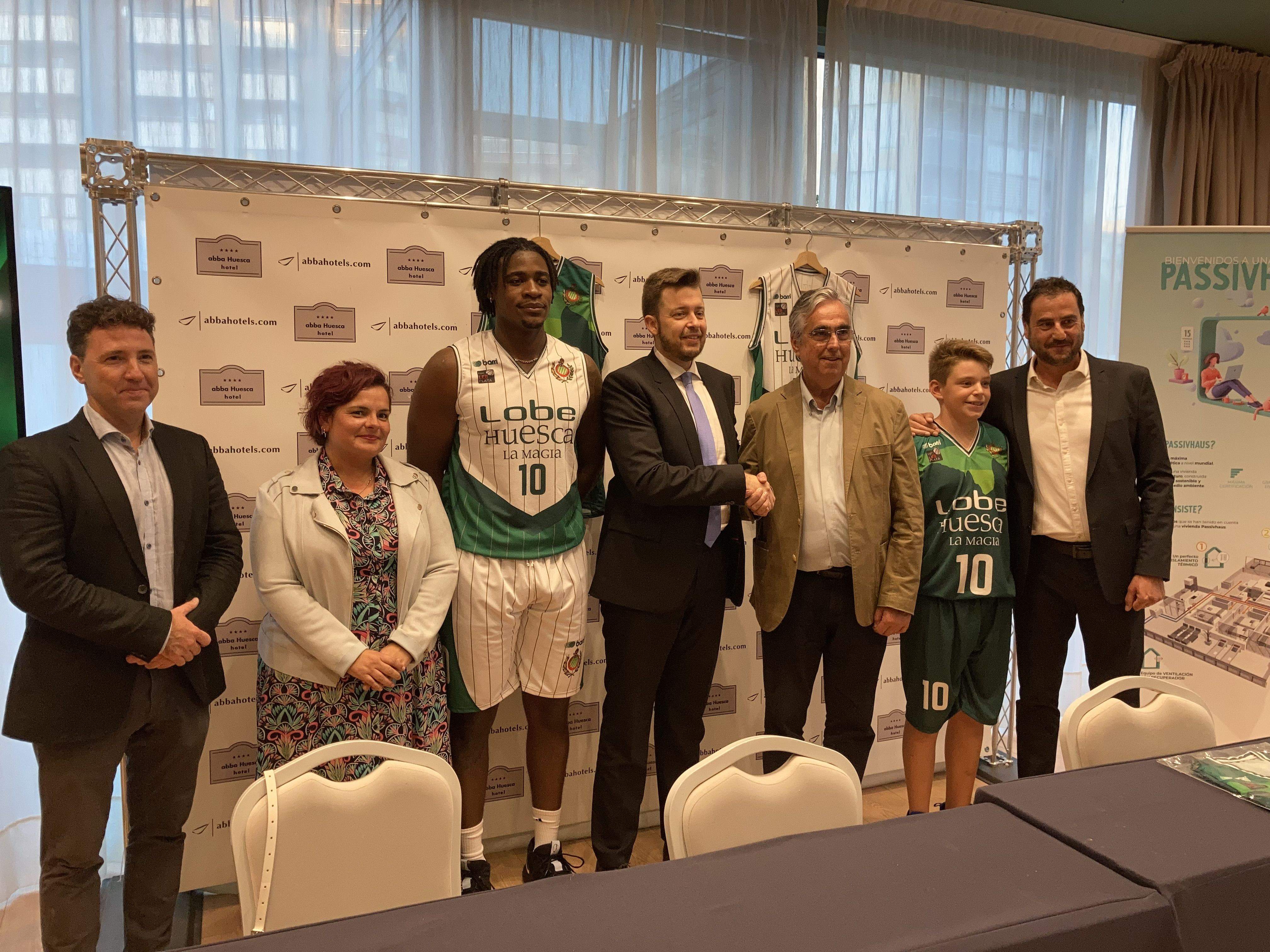 Acto de presentación del nuevo patrocinador entre el Peñas Huesca y Lobe. Foto: A. Mora