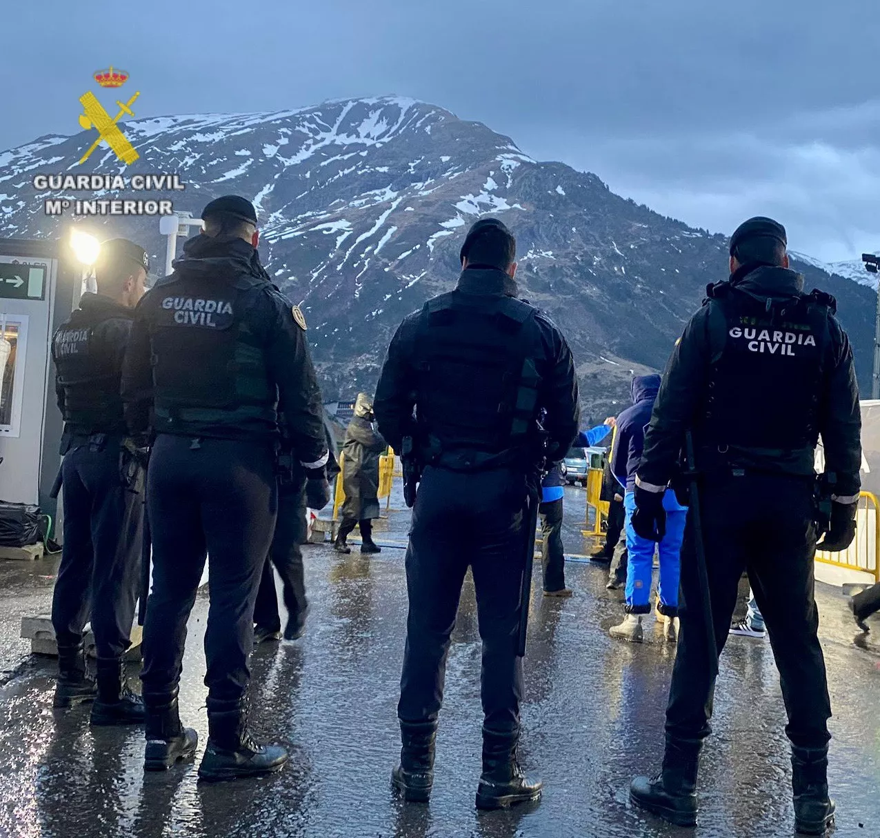Agentes de la Guardia Civil en un operativo en el Pirineo de Huesca.