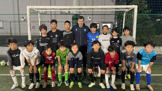 Camacho, con un grupo de niños japoneses Camacho, con un grupo de niños japoneses