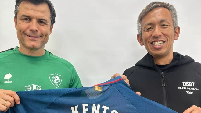 Juanjo Camacho y un entrenador japonés, con la camiseta de Kento Hashimoto Juanjo Camacho y un entrenador japonés, con la camiseta de Kento Hashimoto